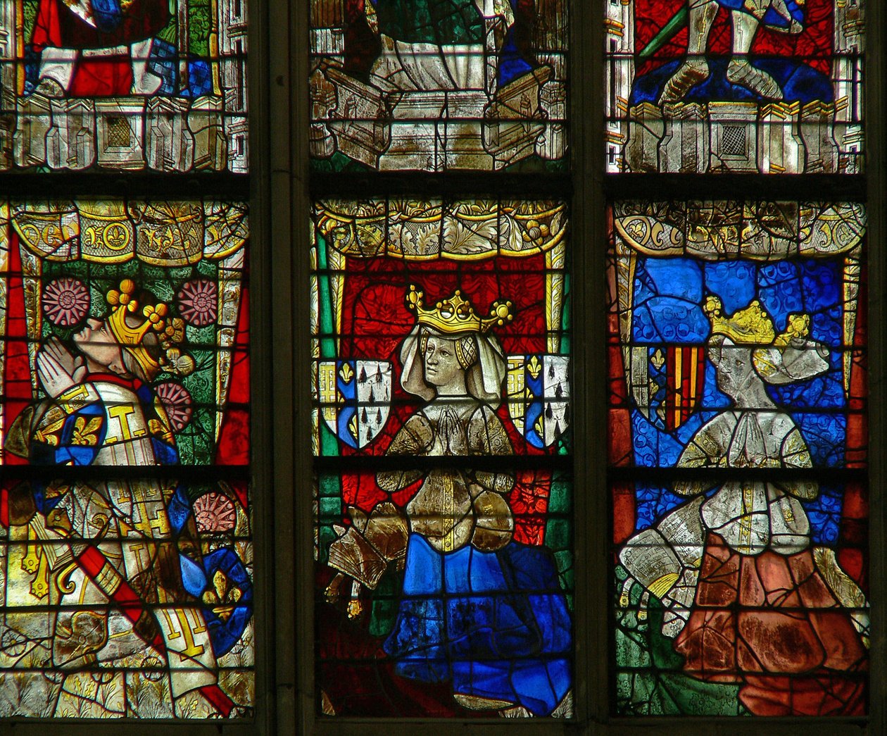 A w217-es ablak II. Lajos danjou-t, Marie de Bretagne-t (II. Lajos anyját), Yoland dAragont (II. Lajos felesége) ábrázolja. alkotó: French School