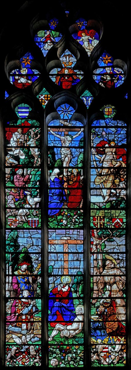 W25 ablak, amely a keresztre feszítést ábrázolja t Huberttel és Szent Kristófral; lent látható az adományozó Louis de Roncherolles és felesége, Francoise de Halluin Szent Lajossal és Szent Ferenccel alkotó: French School