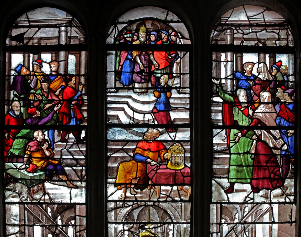 A templomban fogadják a Szűz Máriát ábrázoló w28-as ablakot alkotó: French School