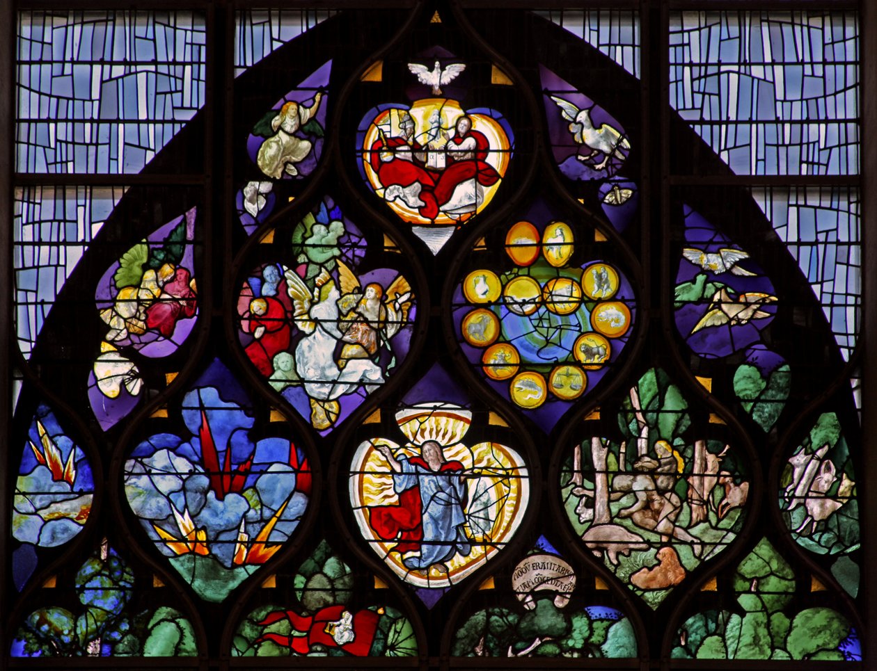 Ablak w3, amely a Szentháromságot ábrázolja; Szűz Mária gyermekként; a Feltevés alkotó: French School