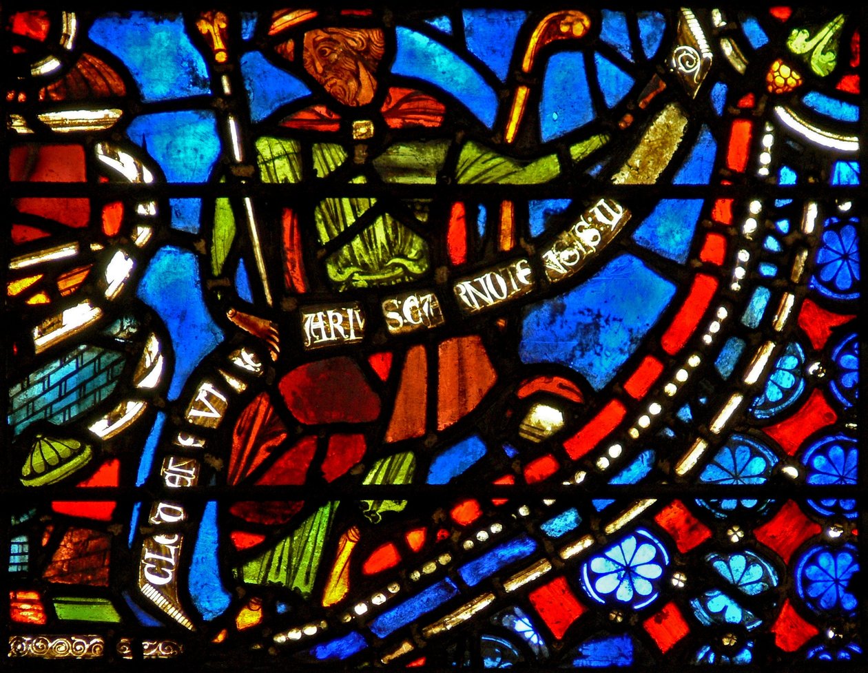 A w9-es ablak, amely a fáraót ábrázolja, amint egy banderolát tart, és az I. Chartres-i Kelemen felirattal készítettem ezt az ablakot (a József ablakban) alkotó: French School