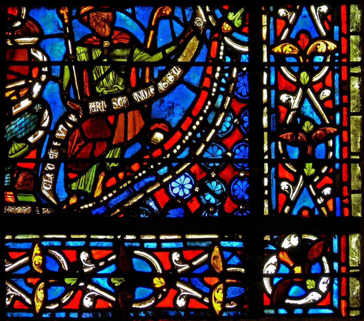 A w9-es ablak, amely a fáraót ábrázolja, amint egy banderolát tart, és az I. Chartres-i Kelemen felirattal készítettem ezt az ablakot (a József ablakban) alkotó: French School