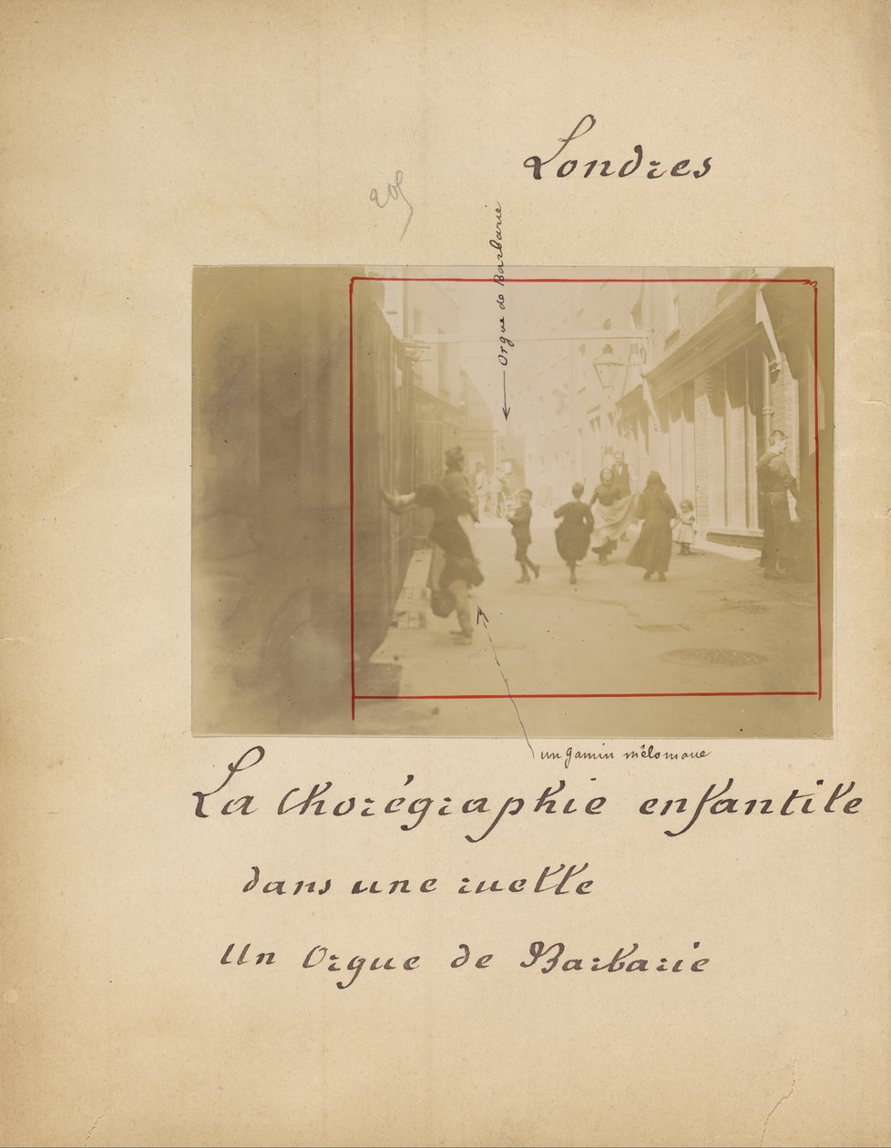 London. A gyermekkoreográfus egy sikátorban az Oigue Barbarie-ben alkotó: French Unknown maker