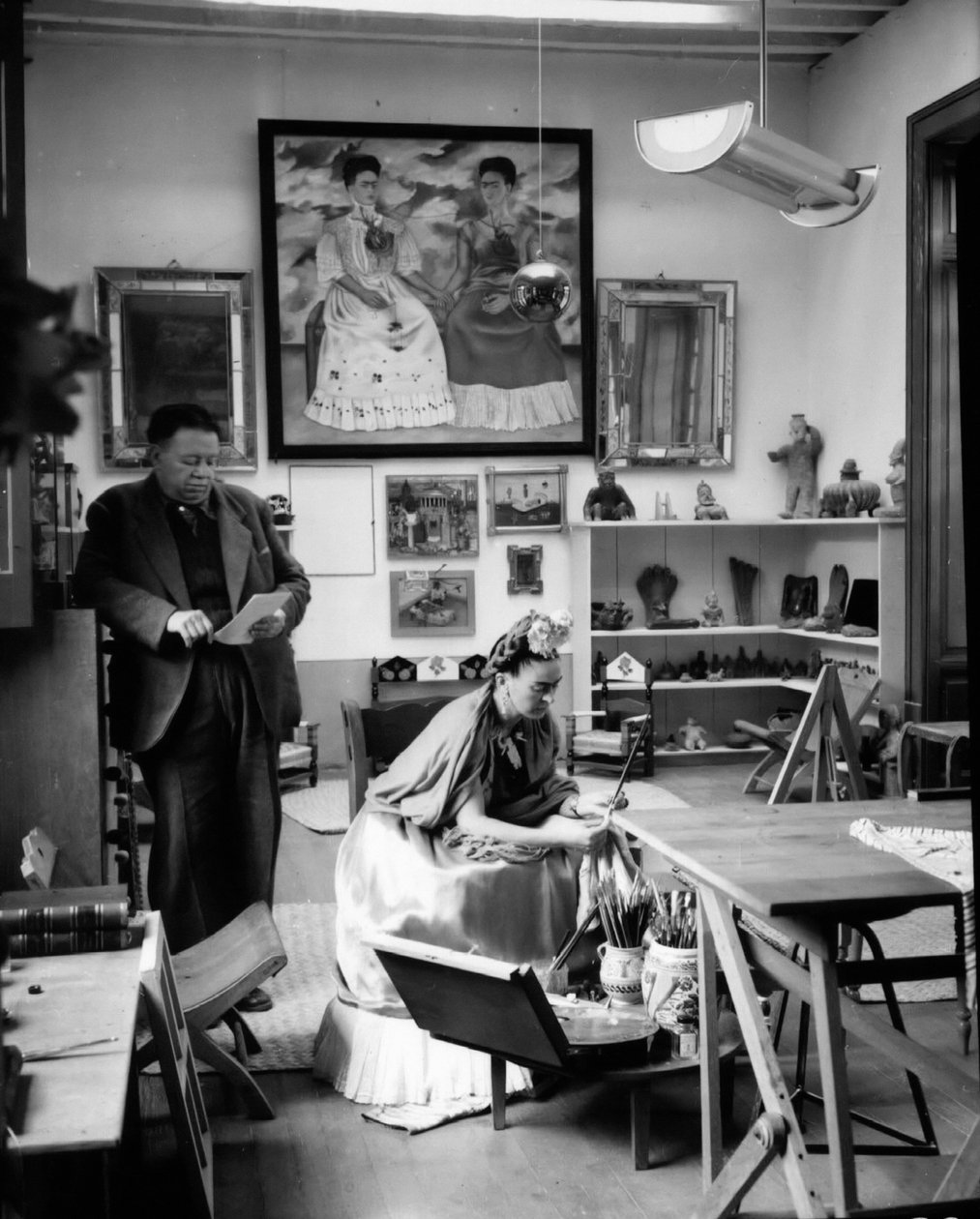 Frida Kahlo (1907-1954) és Diego Rivera (1886-1957) mexikói festők műhelyükben 1948-ban (fekete-fehér fotó). alkotó: Frida Kahlo