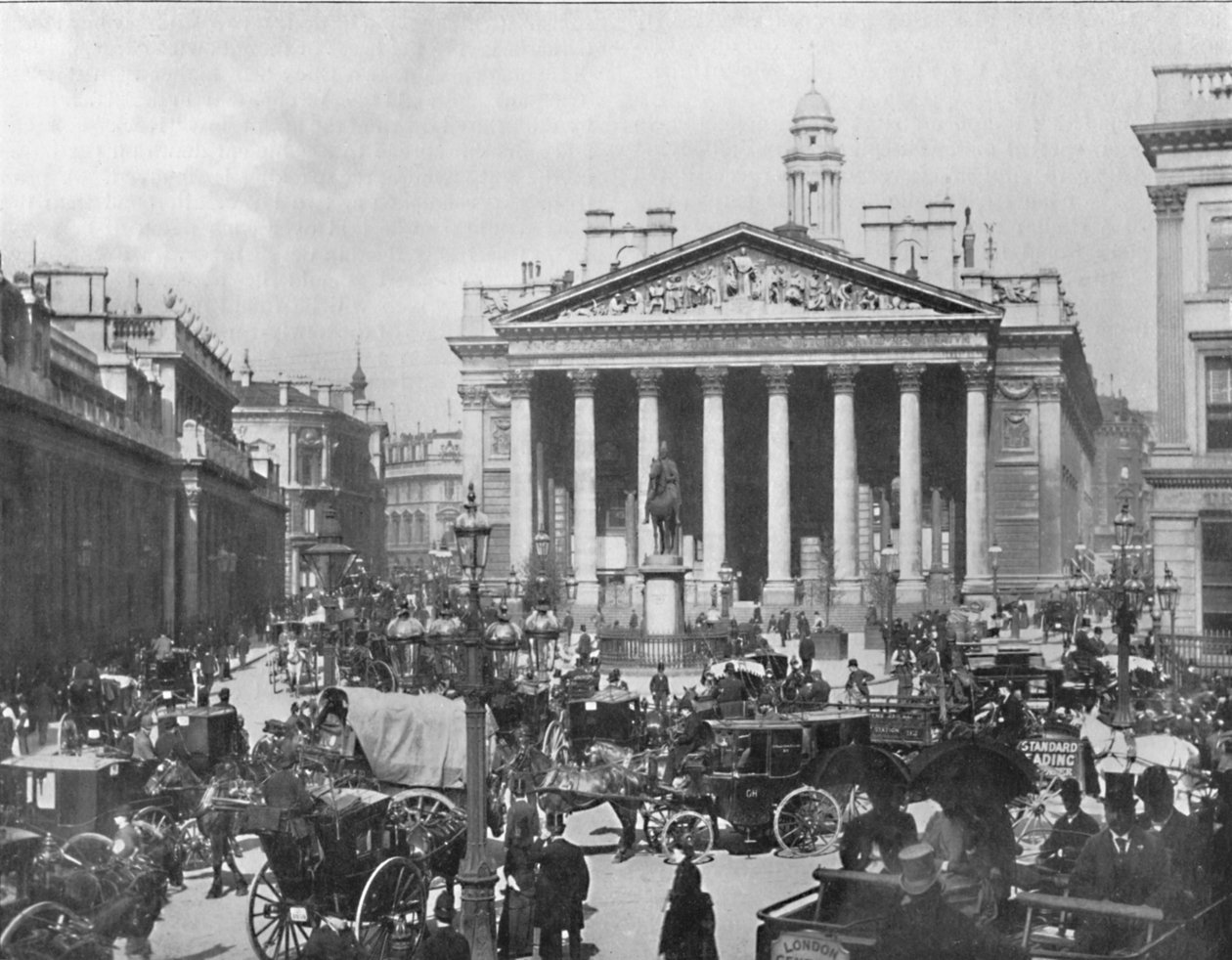 Egy forgalmas sarok – A Királyi Tőzsde és a Bank of England, 1909. alkotó: Frith and Co