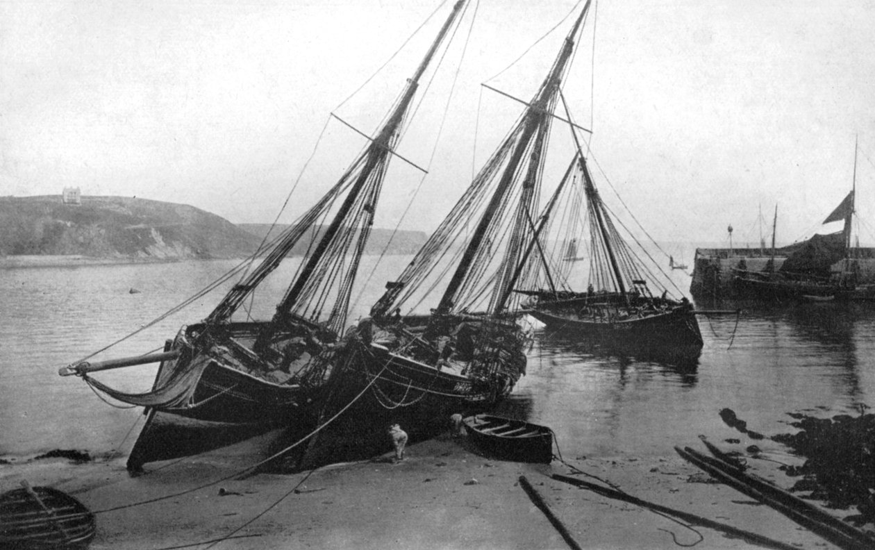 Hajók Tenby kikötőjében, Pembrokeshire, Wales, 1924-1926. alkotó: Frith and Co