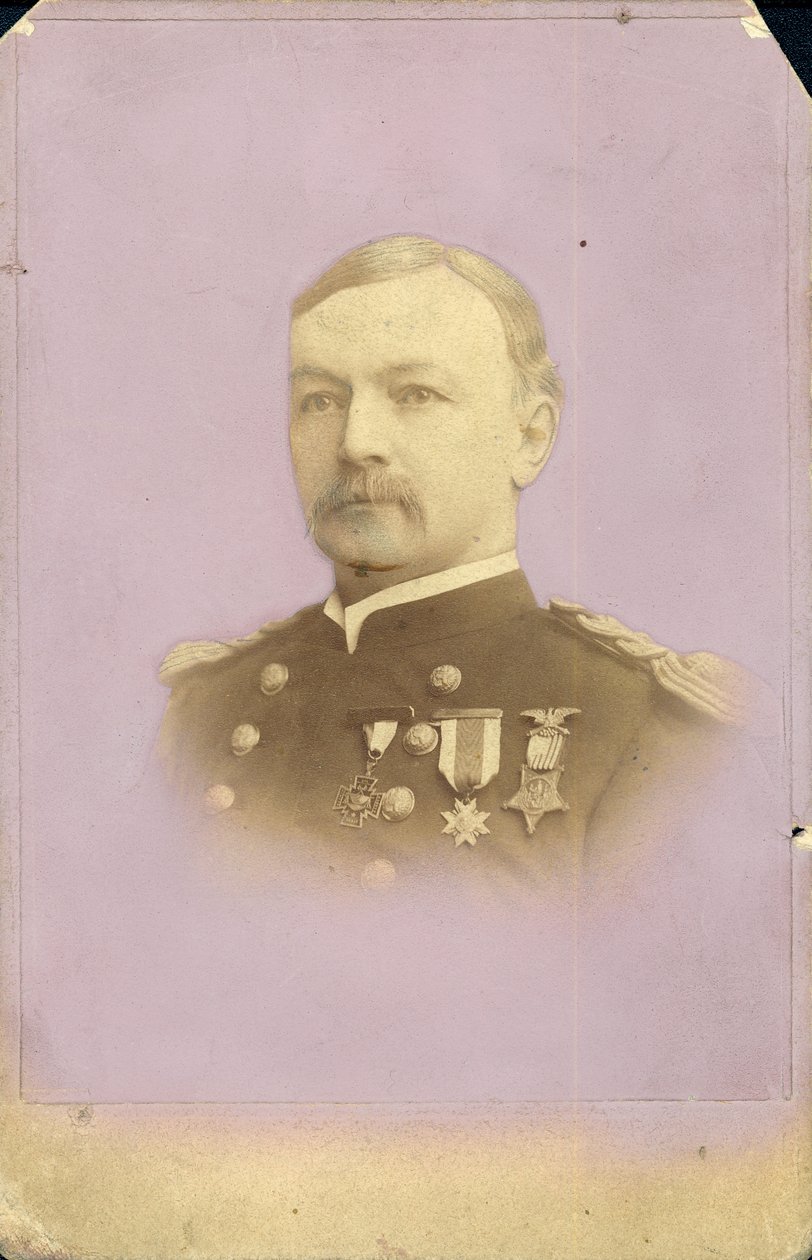 Gilbert C. Smith mellportréja egyenruhában, kitüntetésekkel alkotó: G.D. Morse
