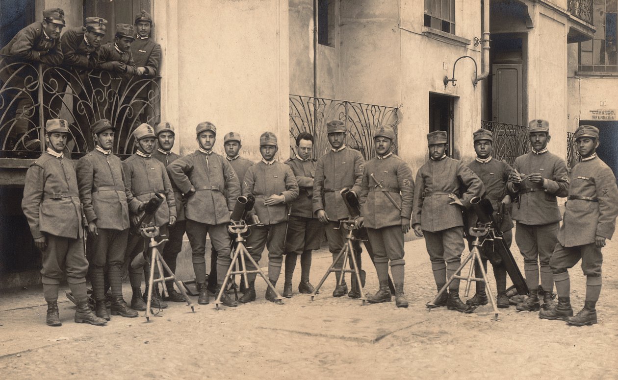 Album "The GM R. Army (World War)": A 152. gyalogezred katonái - "Munkások a bombák kilövésénél" társaság, "Stokes" aknavetőkkel (f/w fotó) alkotó: G. Fagnano