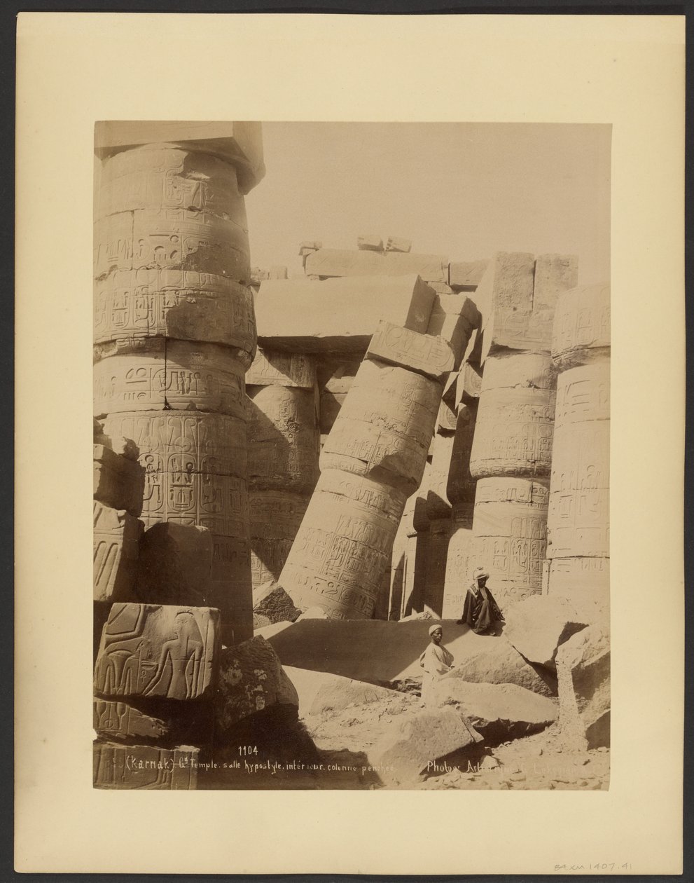 (Karnak) Gd. Templom, hypostyle csarnok, belső tér, támaszkodó oszlop alkotó: G. Lekegian