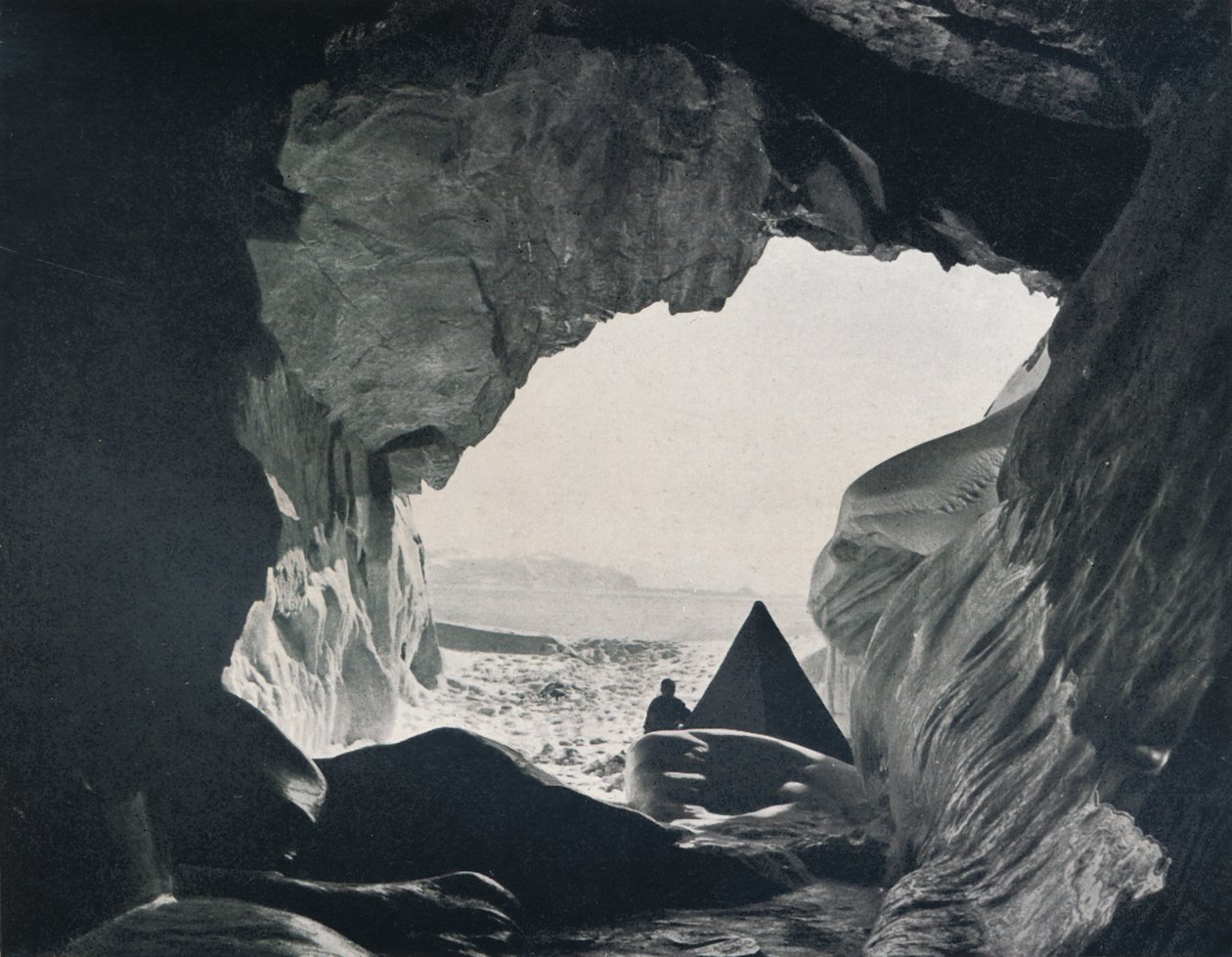 Tábor a Penelope Point alatti barlangban, 1912, 1913 alkotó: G. Murray Levick