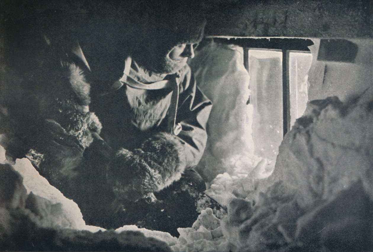 Elsodródás eltávolítása az Adare-fok kunyhójának ablakából, c1911, 1913 alkotó: G. Murray Levick