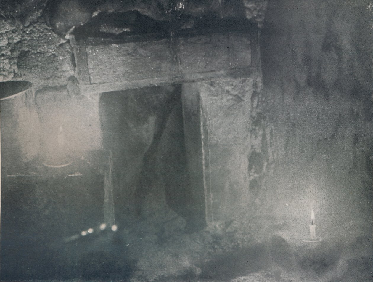 Az Igloo belső ajtaja a lámpák fényénél, c1911, 1913 alkotó: G. Murray Levick