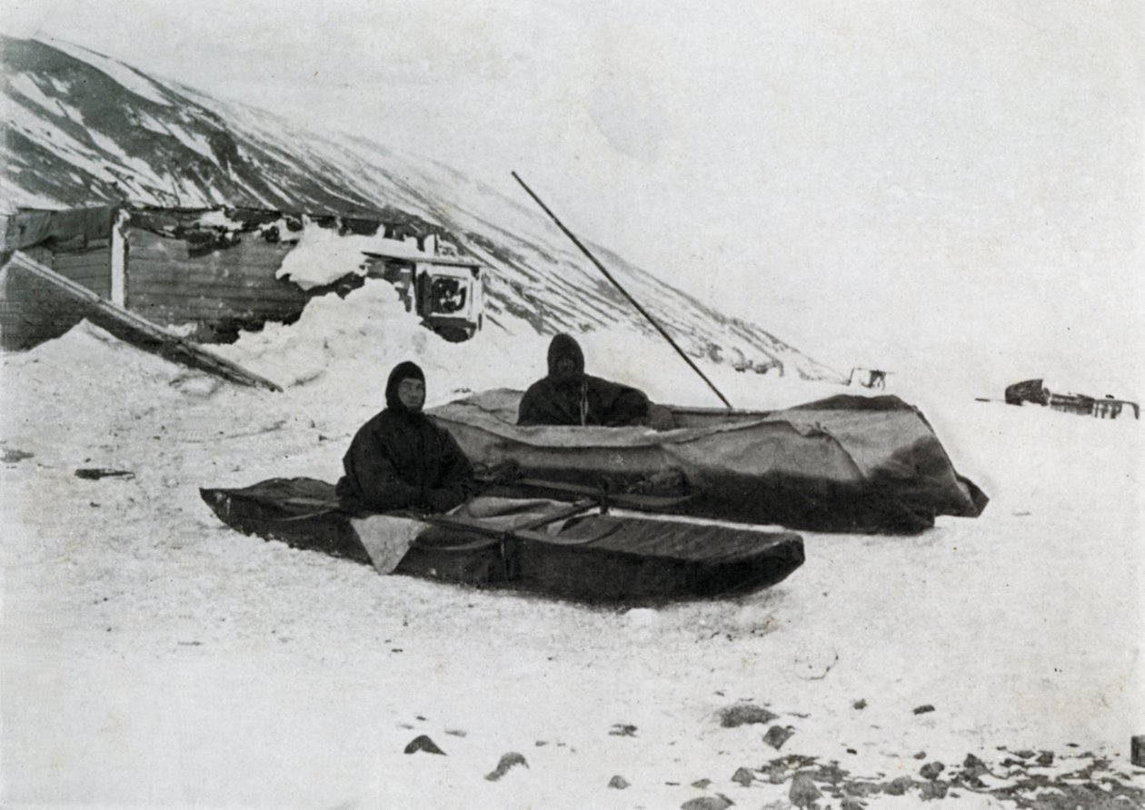 The Two Kayaks Ashore, 1911, 1913 alkotó: G. Murray Levick