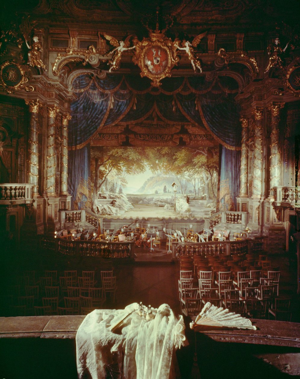Kilátás a Markgrófnő operaházának egyik páholyából ... alkotó: G. and Carlo Galli Bibiena