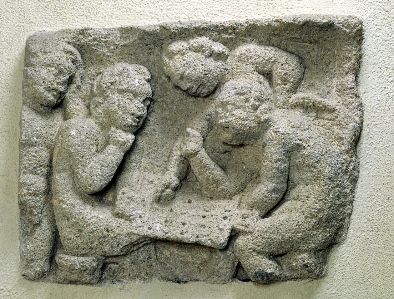 Putti latronculit (köveket) játszik alkotó: Gallo Roman