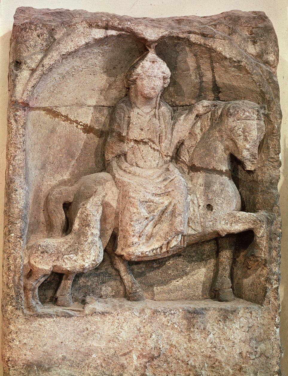 Eponát, a gall istennőt, a lovak, lovasok és utazók védelmezőjét ábrázoló dombormű a Saone-et-Loire állambeli Mellicey-ből, Kr.e. 50-től i.sz. 400-ig alkotó: Gallo Roman