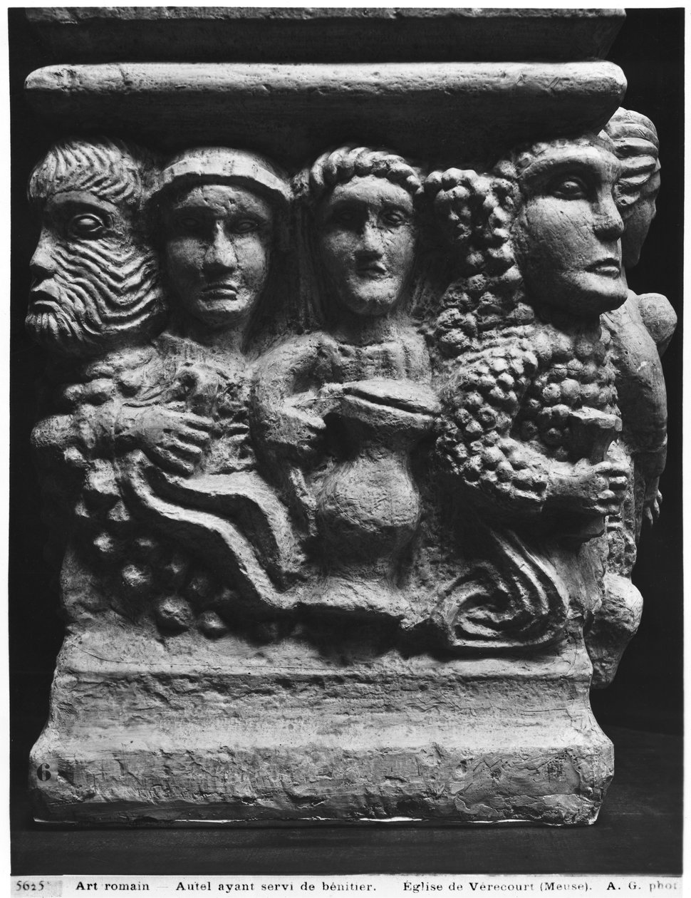 Fejeket ábrázoló betűtípusként használt oltár eleje a Vericourt-i templomból, Meuse (gipszöntvény) alkotó: Gallo Roman