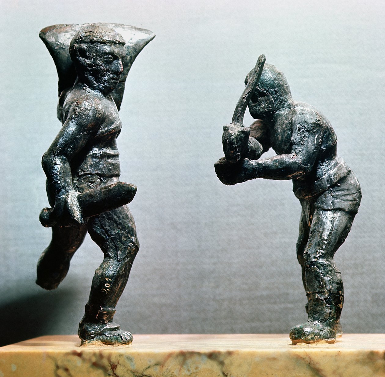 Két gladiátor harcban (bronz) alkotó: Gallo Roman