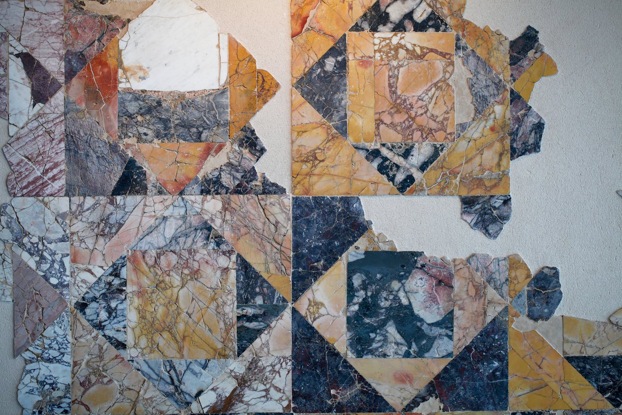 Márványburkolat opus sectile egy római köztéri emlékműből alkotó: Gallo-Roman
