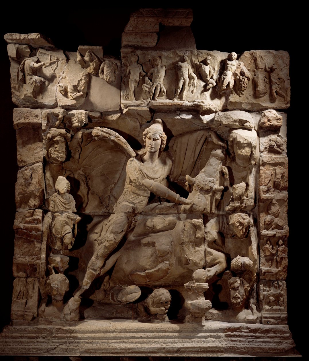Gallo római művészet: dombormű, amely Mithrát, a fényistent ábrázolja a bikával. Egy Mithraeum templomból. Kr.e. 50-100. Metz. Szépművészeti Múzeum alkotó: Gallo Roman