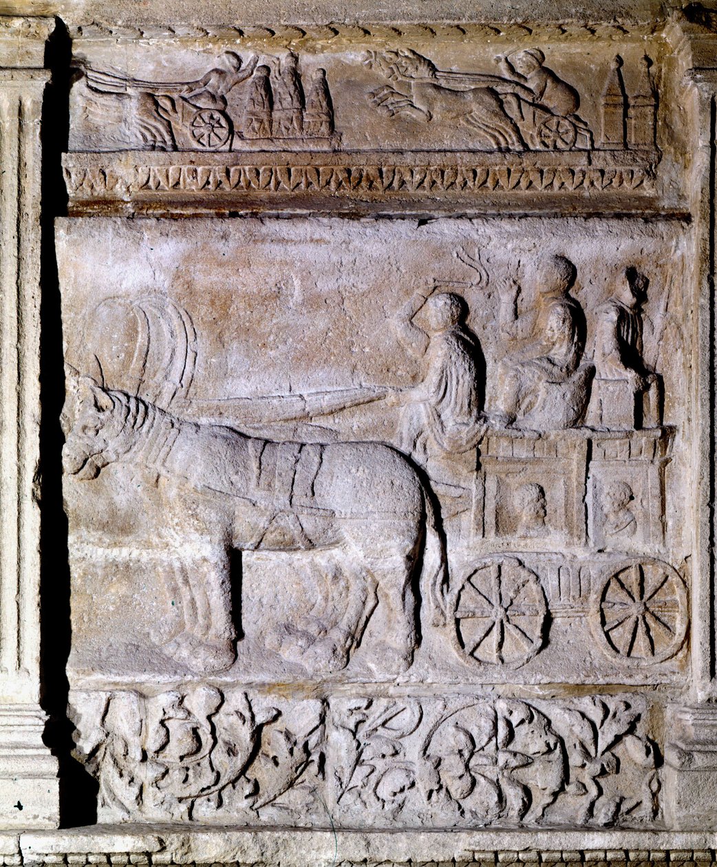 Alacsony dombormű a gall-római korból, lovakkal lőtt, utasokat szállító szekeret ábrázol. Avignon, Musee Calvet alkotó: Gallo Roman Gallo Roman