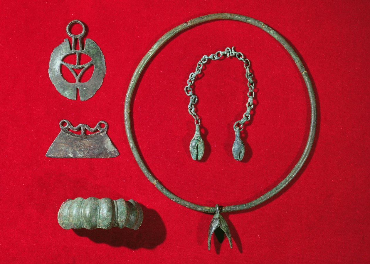 Félkör alakú borotva, egyenes élű borotva, tojás alakú karkötő, nyomaték medállal és lánc két medállal, Kr. e. 750-475 (bronz) alkotó: Gaulish