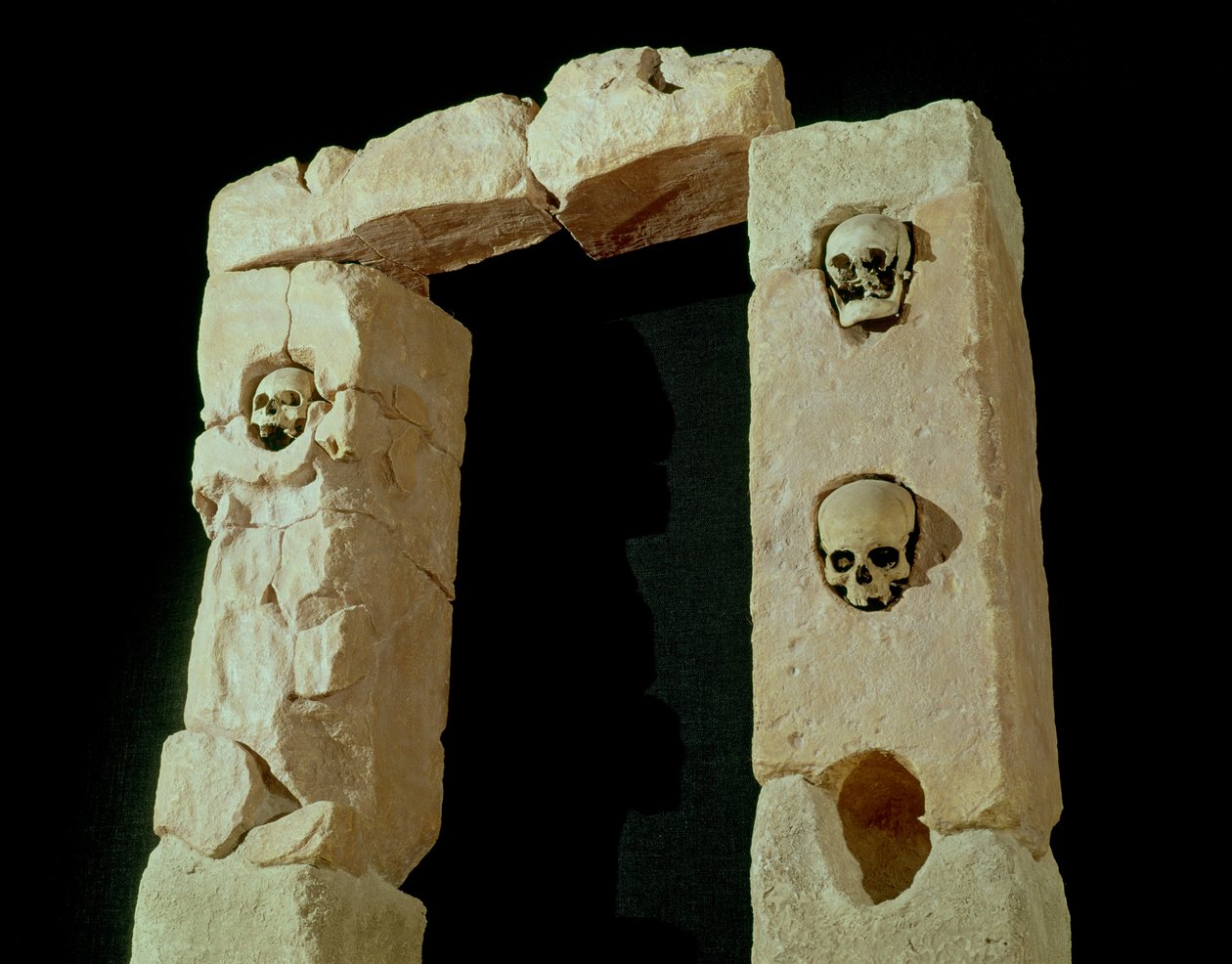 Koponyákkal ellátott ajtó, a Roquepertuse-szentélyből, Gaule államból, a La Tene II civilizációból (Kr. e. 3-2. század) alkotó: Gaulish