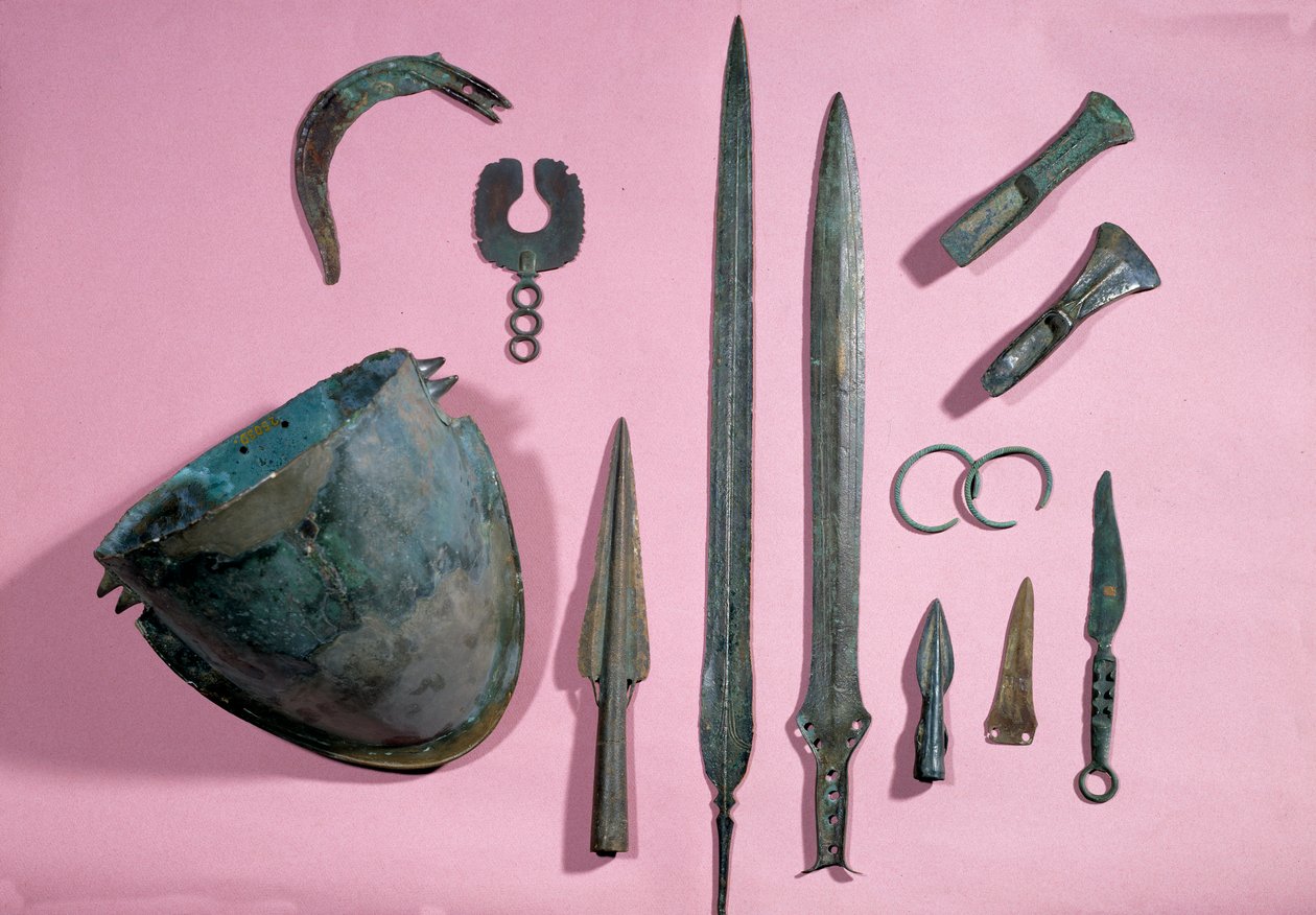 Gall művészet: bronz sisak, fejsze, sarló, dísz, epee, karkötő, tüske Theil a Billy sur Loirtól. Kr.e. 1150-950. Saint-Germain-en-Laye, Régiségek Múzeuma alkotó: Gaulish Gaulish