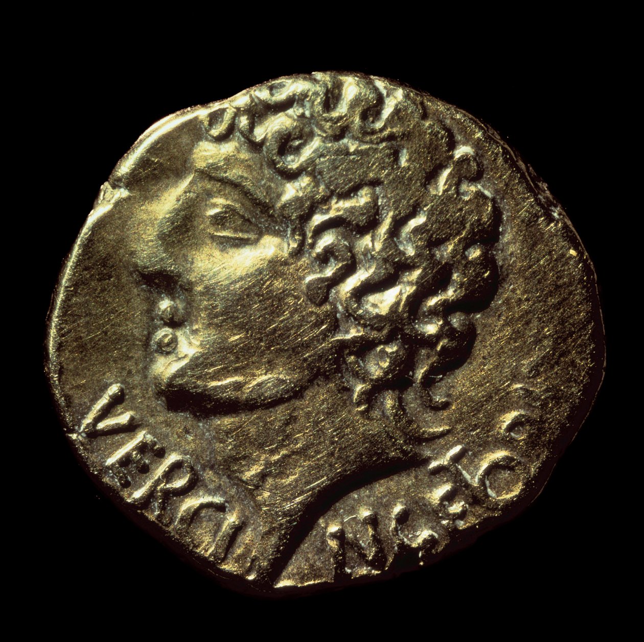 A gall arany államtár (Arvernes) Vercingetorix (Kr. e. 72-46) képmása van, amelyet ie 52-ben adtak ki. Paris, B.N. alkotó: Gaulish Gaulish