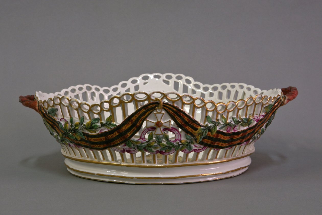 Kenyérkosár a Diadalmas Szent György Rend Gardner Porcelángyár porcelánvacsora-szolgáltatásából, 1777 alkotó: Gavriil Ignatievich Kozlov