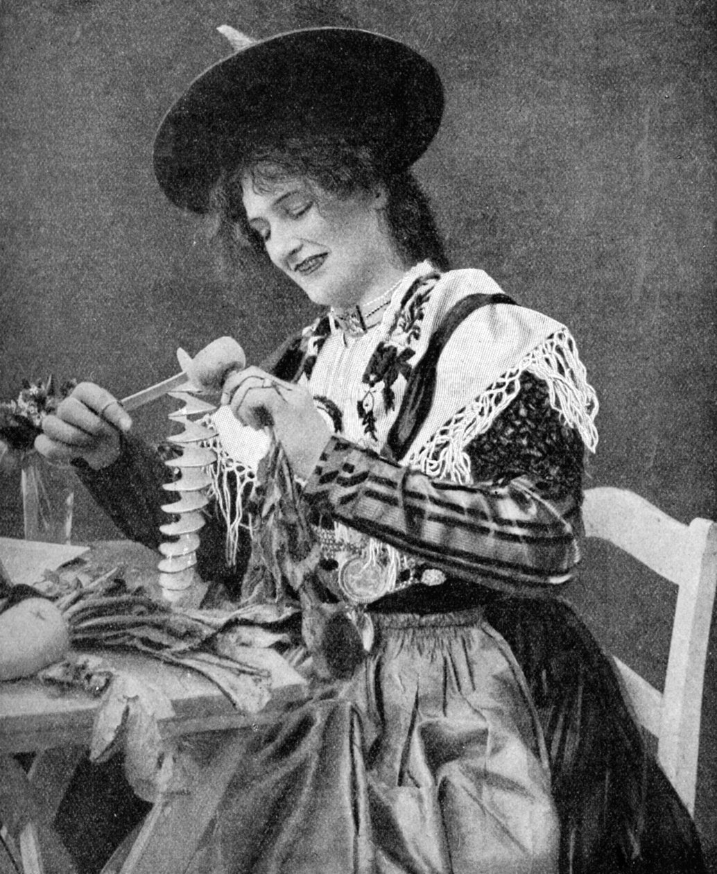 Egy nő kreatívan burgonyát pucol, 1922. alkotó: Georg Haeckel