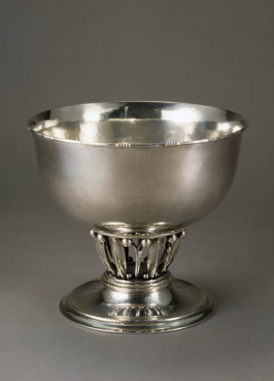 Kalapált és cizellált ezüst gyümölcstál alkotó: Georg Jensen