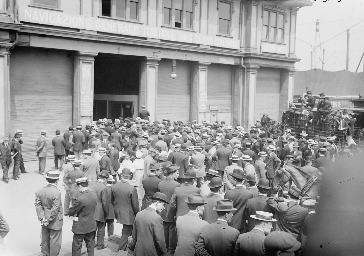 Egy csoport Róma egykori polgármesterének, Ernesto Nathannak az érkezését várja Nápolyból a Stampalia gőzhajó fedélzetén, New York City, 1914. május 25. alkotó: George Grantham Bain
