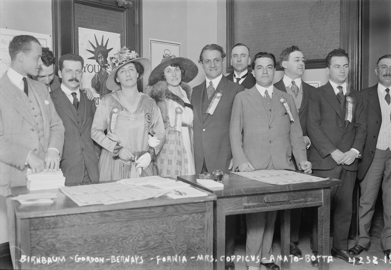 Operaénekesek és zenészek megnyitják az Operatic Liberty Loan Office-t a New York-i Aeolian Hallban, 1917 alkotó: George Grantham Bain