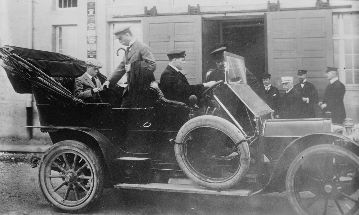 A walesi herceg a Zeppelinnél Friedrichshafenben dolgozik, 1913-ban alkotó: George Grantham Bain