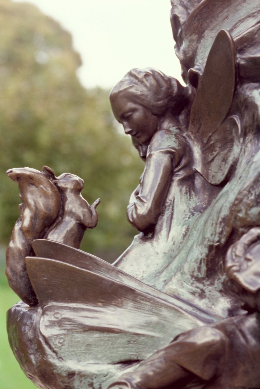 Tündér és mókus, részlet Pán Péter szobrából, 1912 (bronz) alkotó: George James Frampton