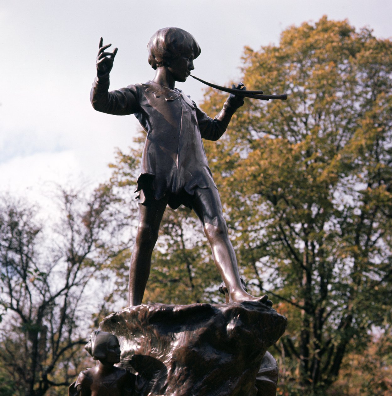 Pán Péter, 1912 (bronz) alkotó: George James Frampton