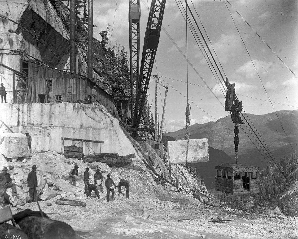 Yule kőbánya – a Yule Marble Co. daru és erőmű létesítményei Yule Creek feje közelében, Marble-tól délre, Colorado, 1910 körül alkotó: George Lytle Beam