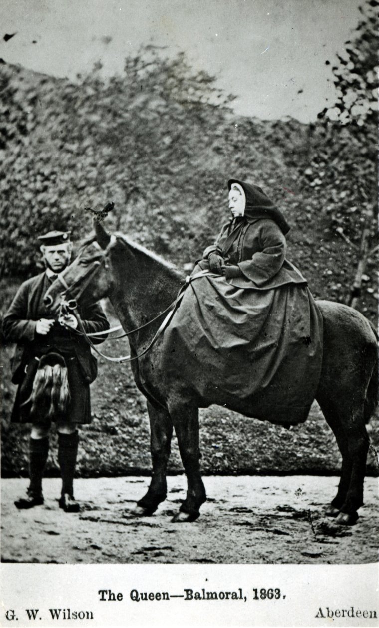 Viktória királynő (1819-1901) lóháton Balmoralban , 1863 alkotó: George Washington Wilson