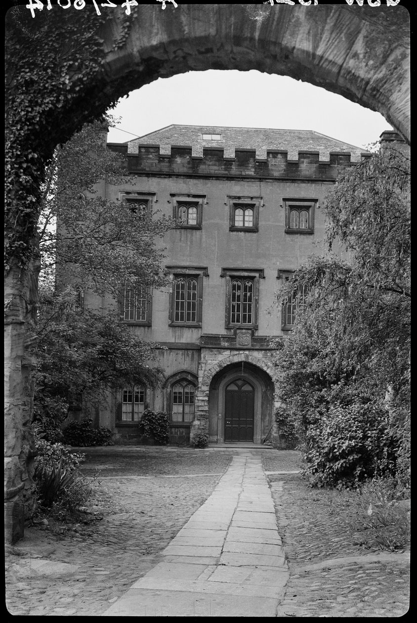 Fal boltívvel a 9. szám előtt, The College, County Durham, 1942. alkotó: George Bernard Wood