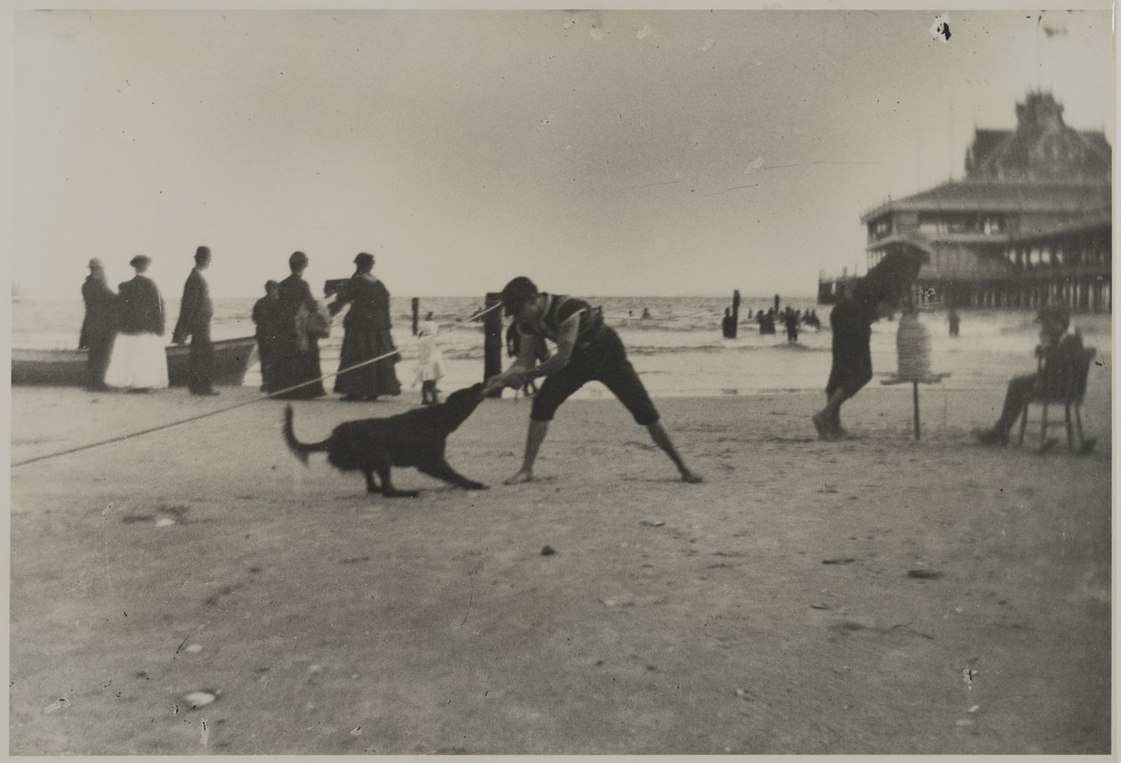 Fiú és kutya, Iron Pier, Coney Island, Brooklyn, 1885 körül (nyomott zselatin ezüst nyomat) alkotó: George Bradford Brainerd