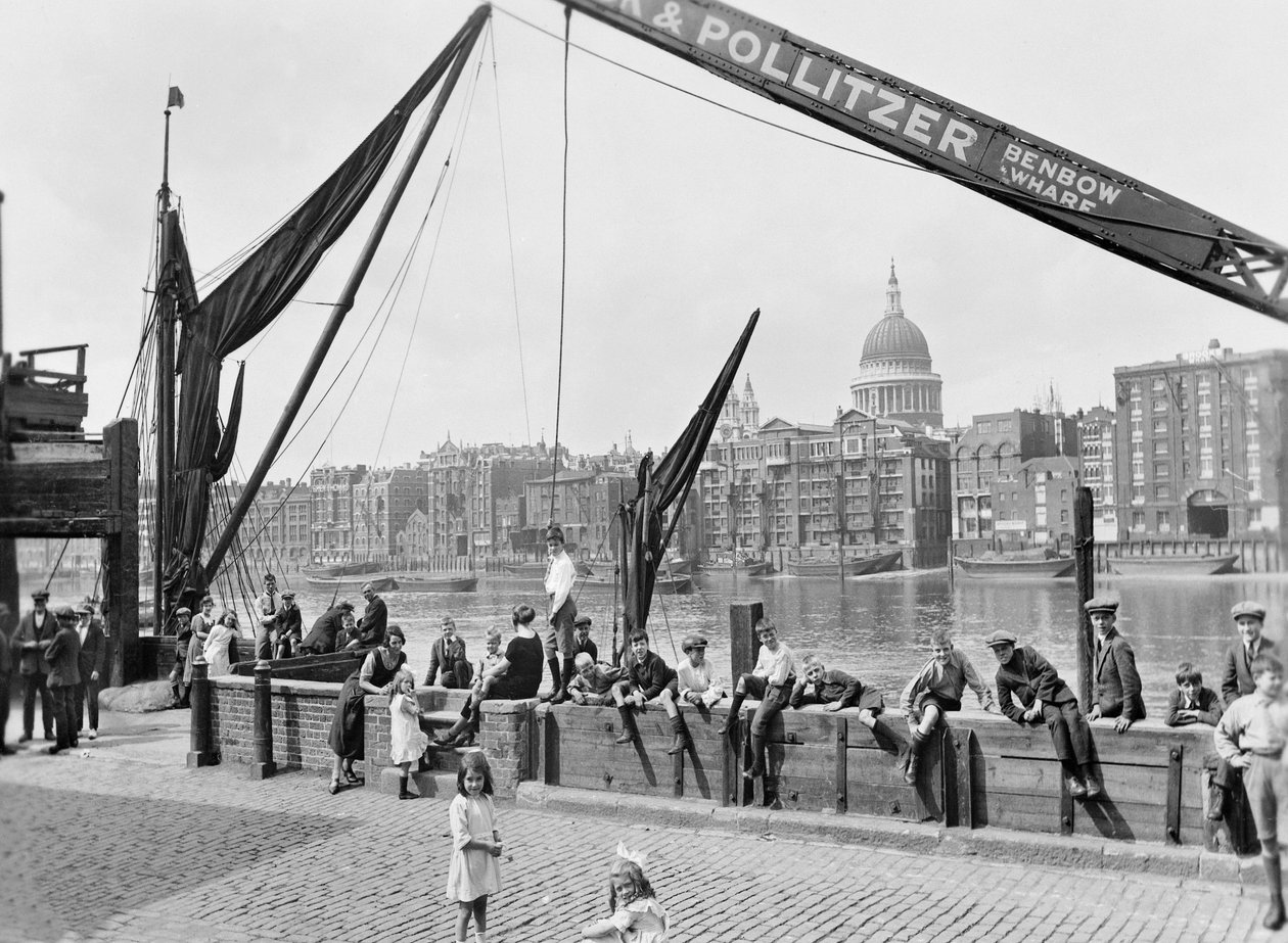 Bankside, a Southwark Bridge-től nyugatra, Londonban, az 1930-as évek elején alkotó: George Davison Reid
