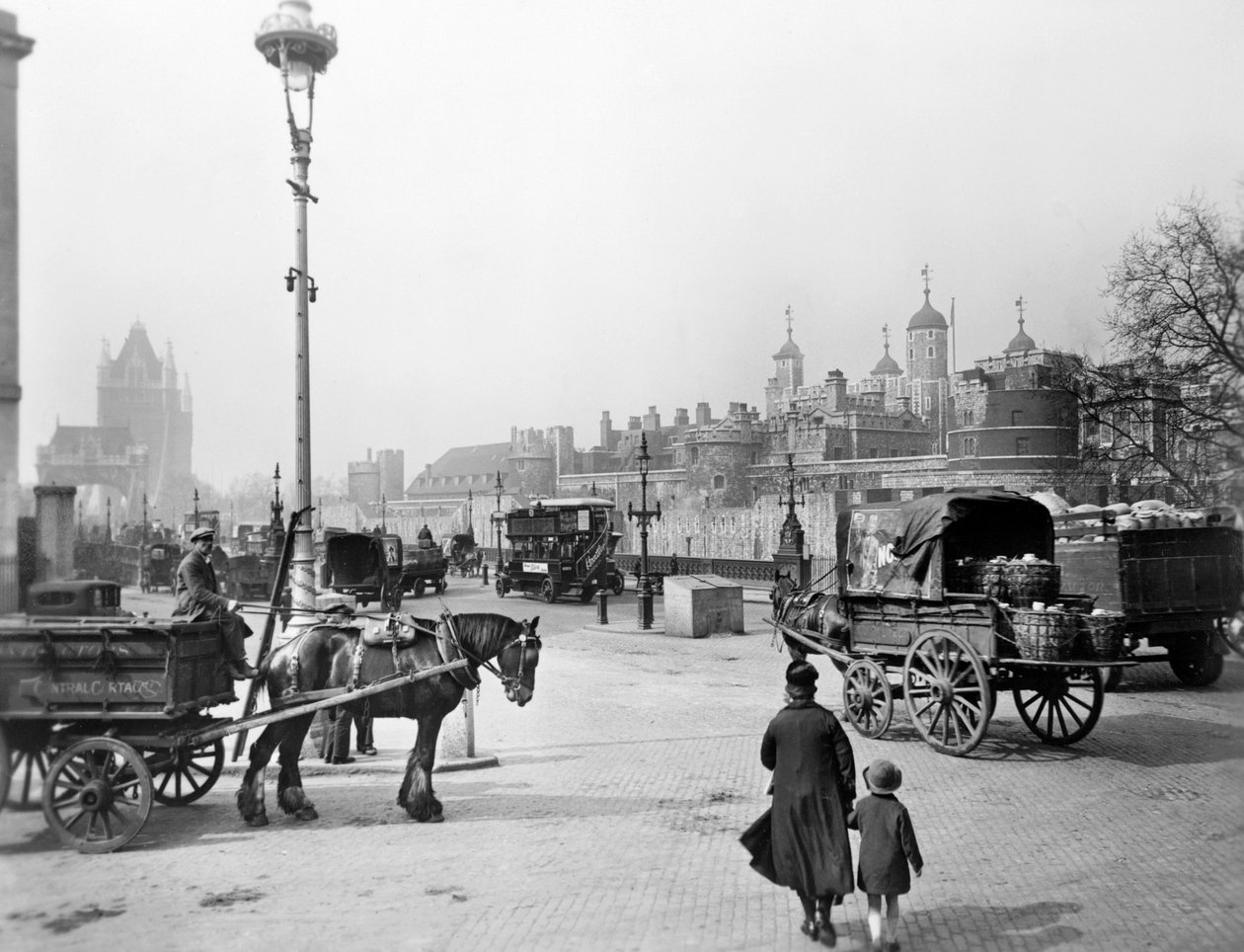 Szekerek a londoni Tower mellett, 1930 alkotó: George Davison Reid