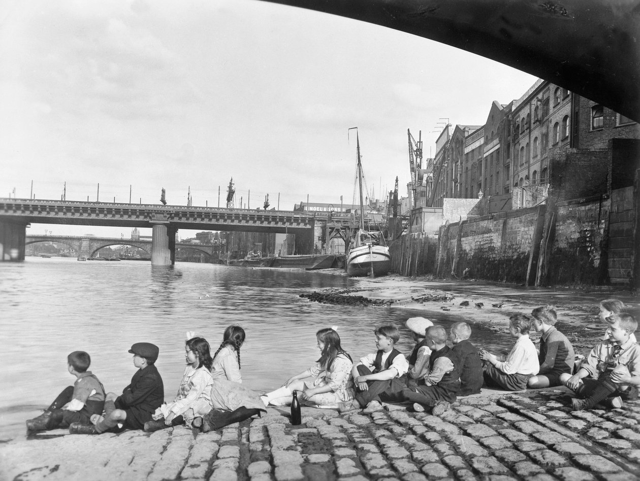 Gyerekek a macskaköves műúton a Southwark Bridge alatt, London, 1930 alkotó: George Davison Reid