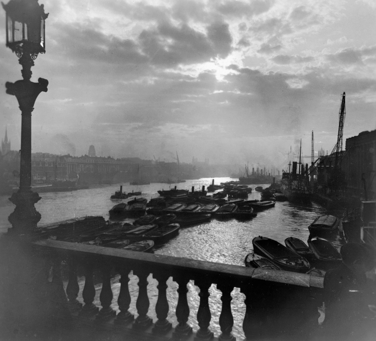 A London Bridge-től lefelé alkotó: George Davison Reid