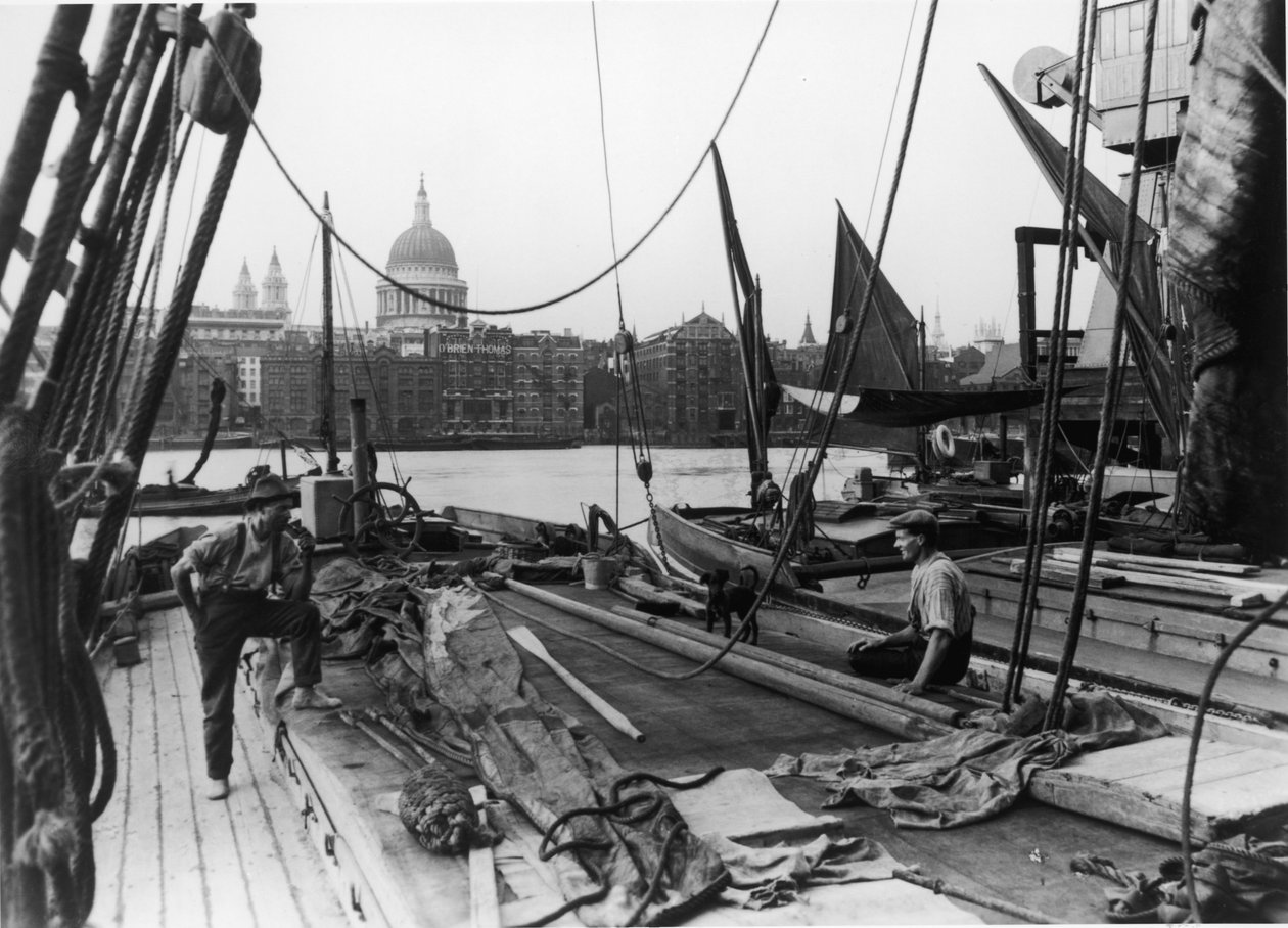 Férfiak egy Temzei bárkán, South Bank, Lambeth, London, XX. század eleje alkotó: George Davison Reid