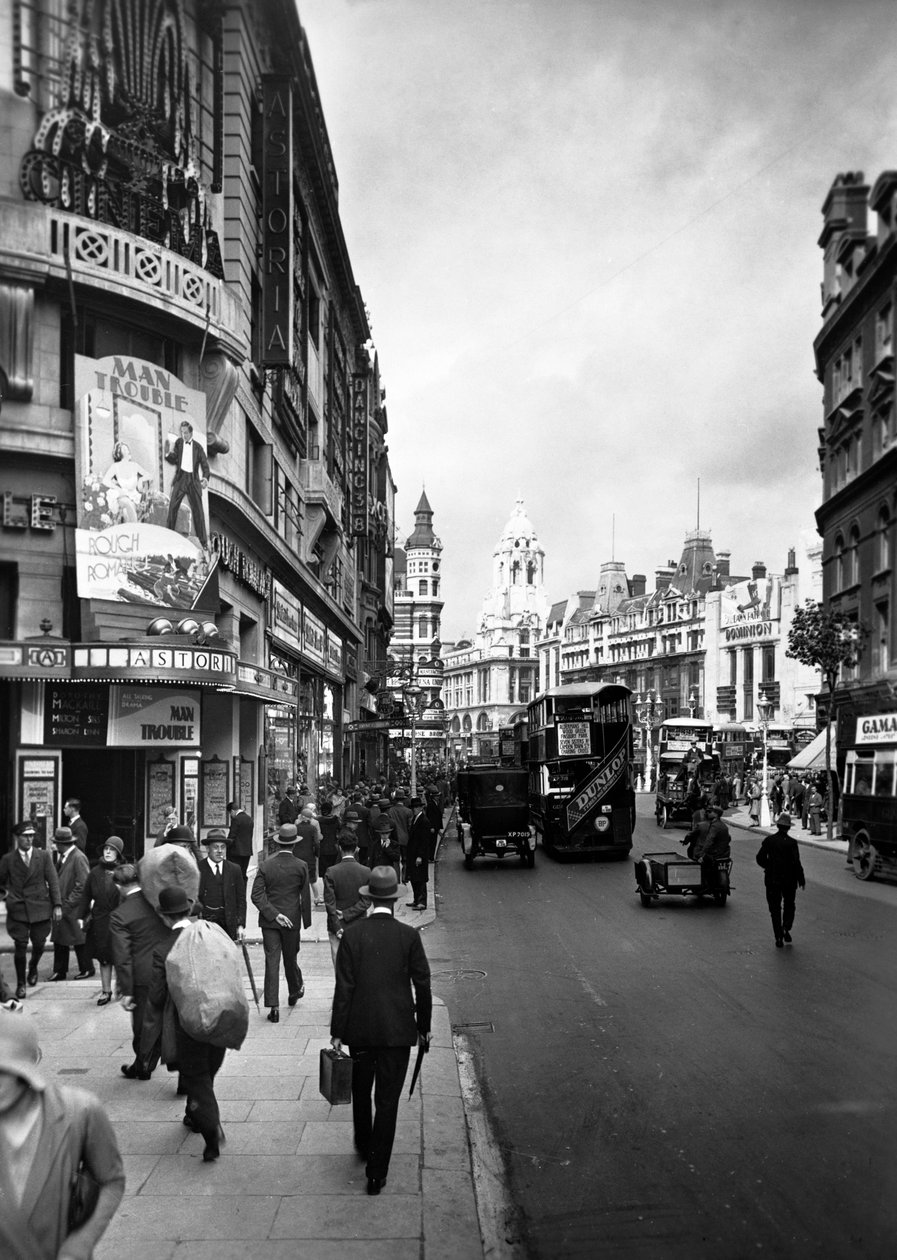 Emberek sétálnak az Astoria Színház mellett a Charing Cross Roadon, Westminsterben, Londonban, az 1930-as évek elején. alkotó: George Davison Reid