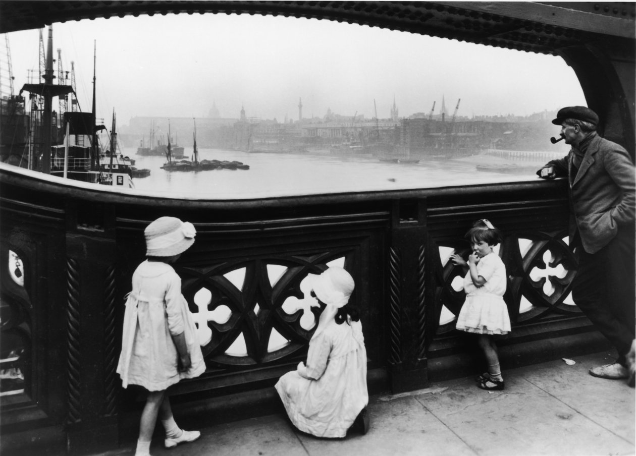 Emberek nézik a Temzét a Tower Bridge-ről, City of London, 1930 alkotó: George Davison Reid