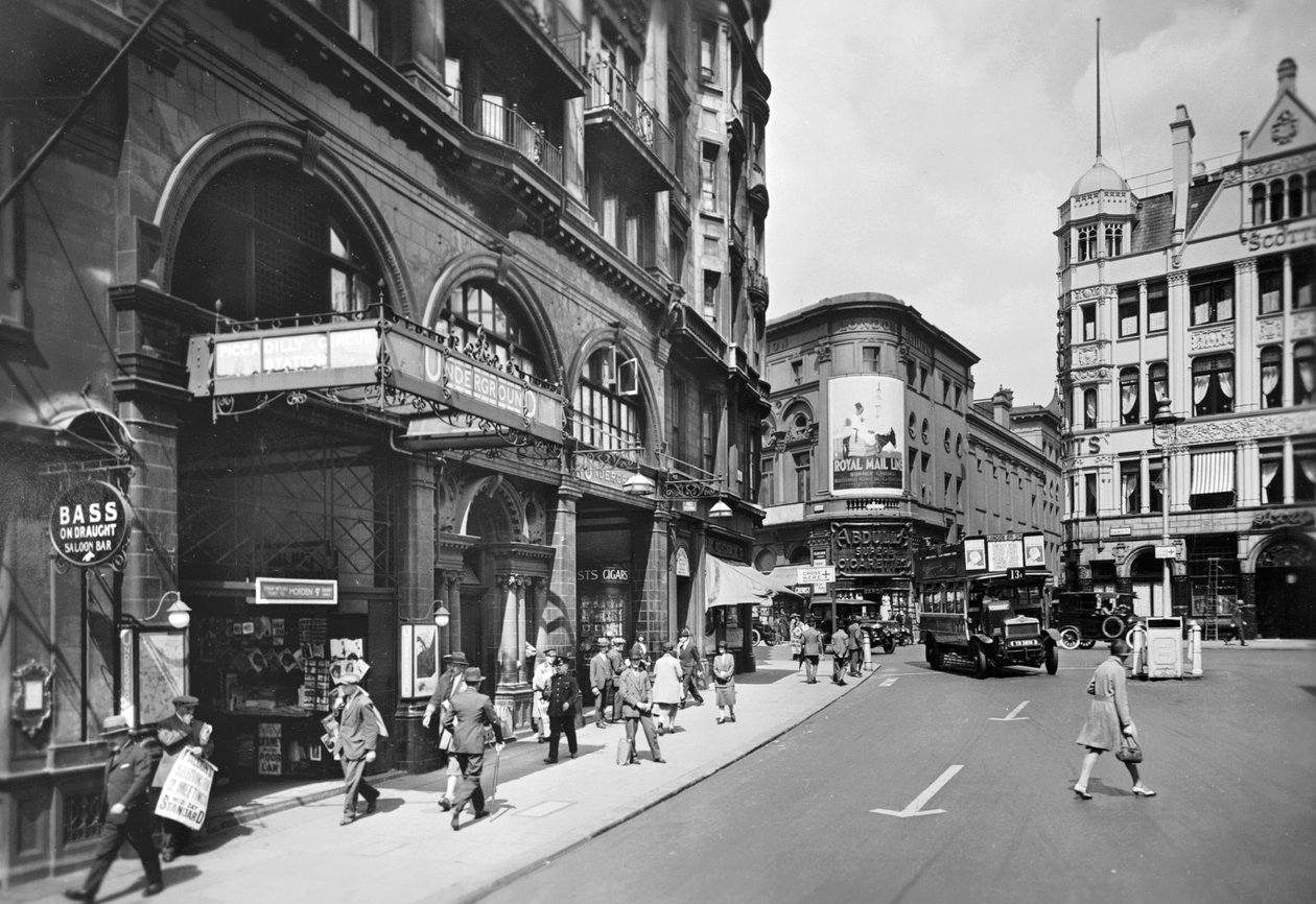 Piccadilly Circus Station, Haymarket bejárata, Westminster, London, 1930-as évek alkotó: George Davison Reid