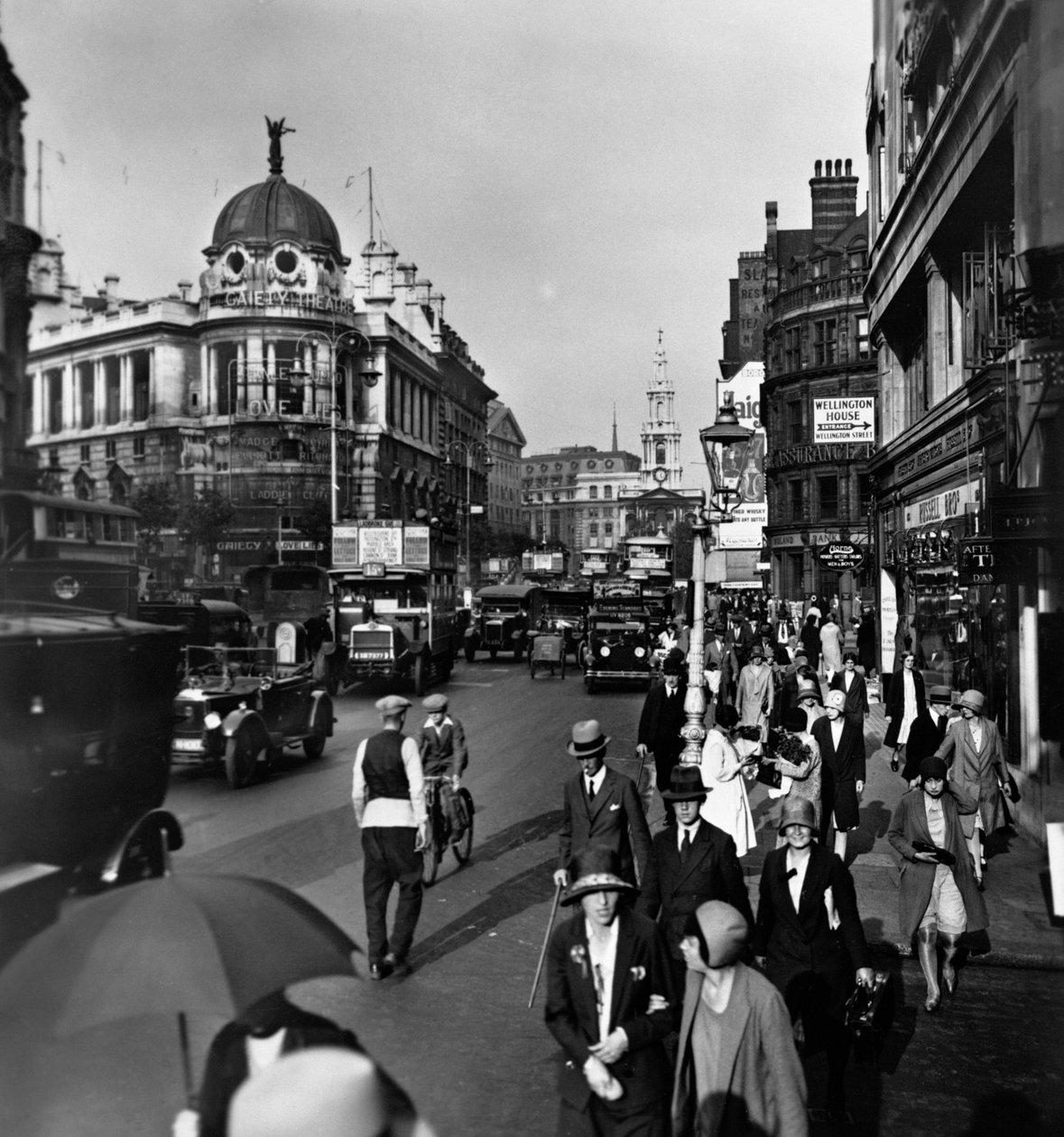 The Strand a Gaiety Színházzal balra és St Clement Danes, Westminster, London, 1920-as évek alkotó: George Davison Reid